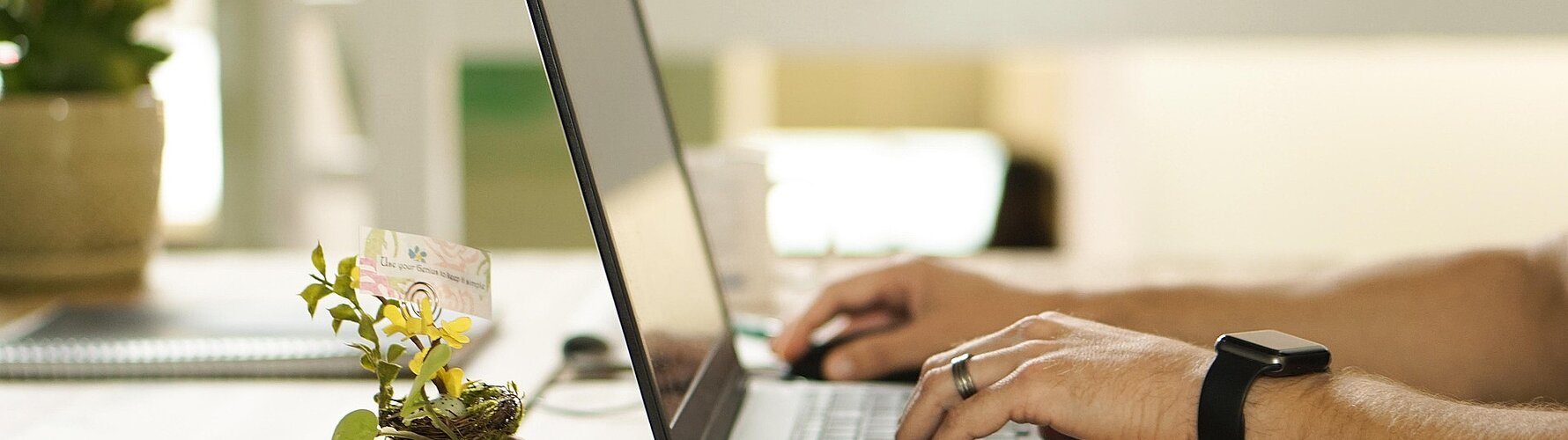 Person die an einem Laptop arbeitet