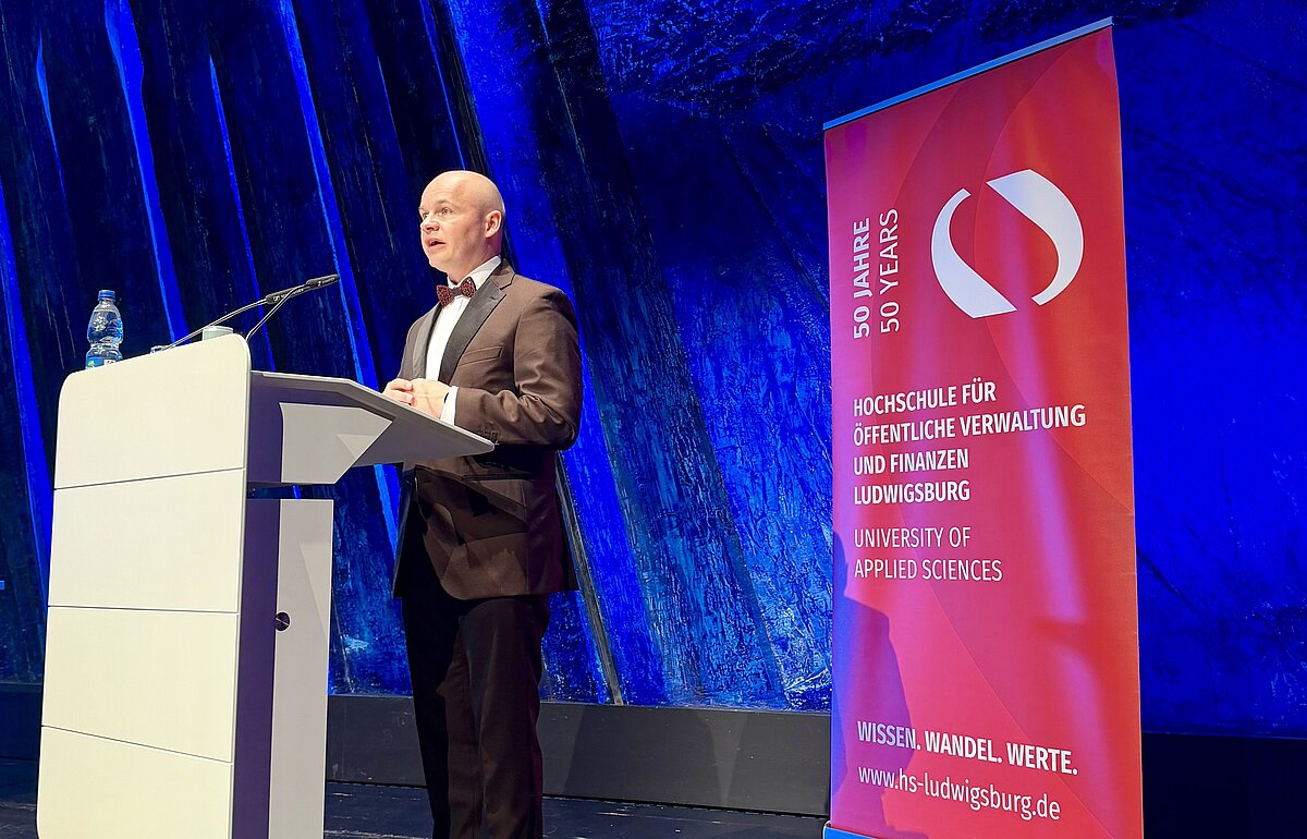 Jahrgangssprecher Max Karrenführ bei seiner Rede zur Bachelorfeier 2026 der Hochschule für öffentliche Verwaltung und Finanzen (HVF) Ludwigsburg.