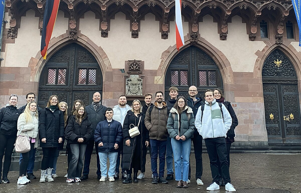 Die DVM-Exkursionsgruppe posiert vor der historischen Fassade des Frankfurter Rathauses (Römer).