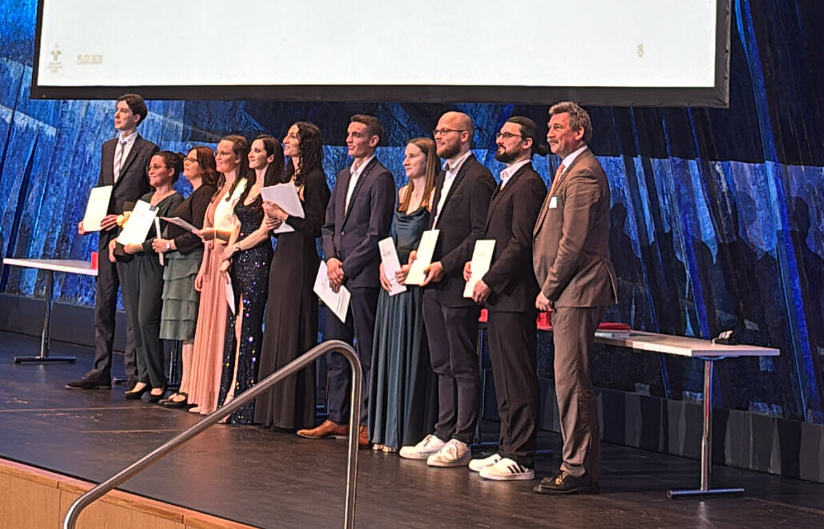 Klaus Warthon ehrt die zweit- bis zehntbesten Absolventen des Jahrgangs 2023 bei der Bachelorfeier der Hochschule Ludwigsburg.