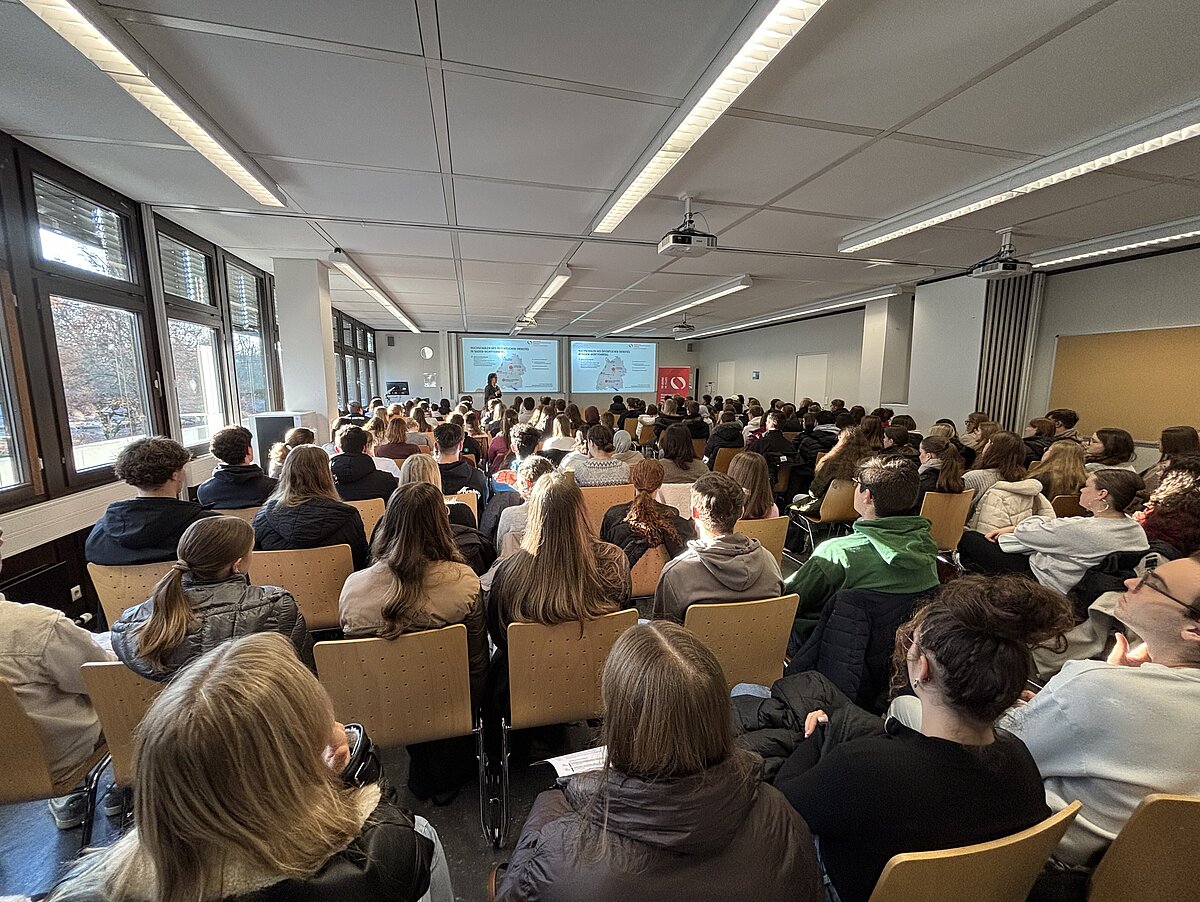 Eröffnungsveranstaltung des Studieninfotags der HVF Ludwigsburg im vollen Hörsaal.