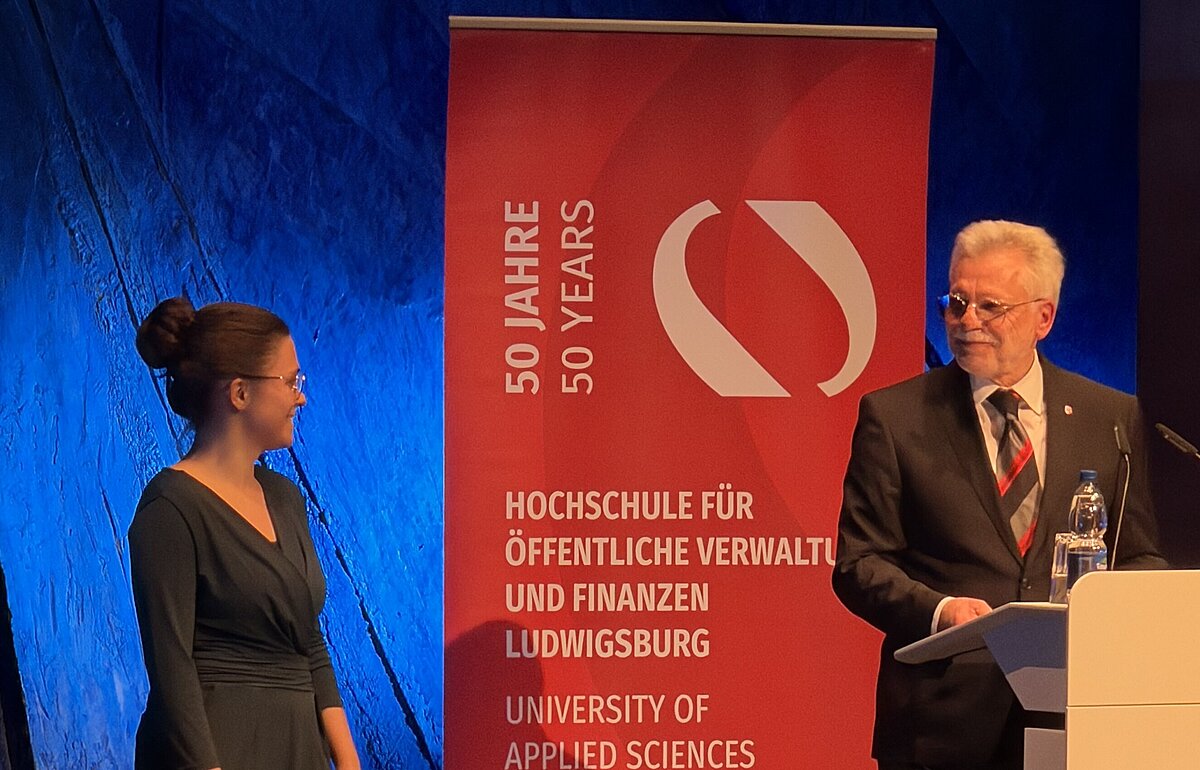 Elisa Wolter erhält den Preis des Städtetags als Jahrgangsbeste von Oberbürgermeister Michael Makurath bei der Bachelorfeier 2026 im Forum Ludwigsburg.