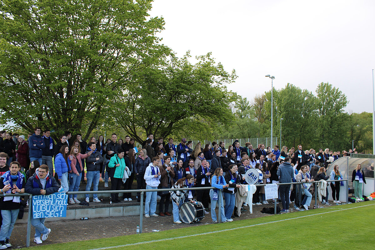 Fans der HVF Ludwigsburg beim traditionellen "Kehlspiel" Fußball-Derby