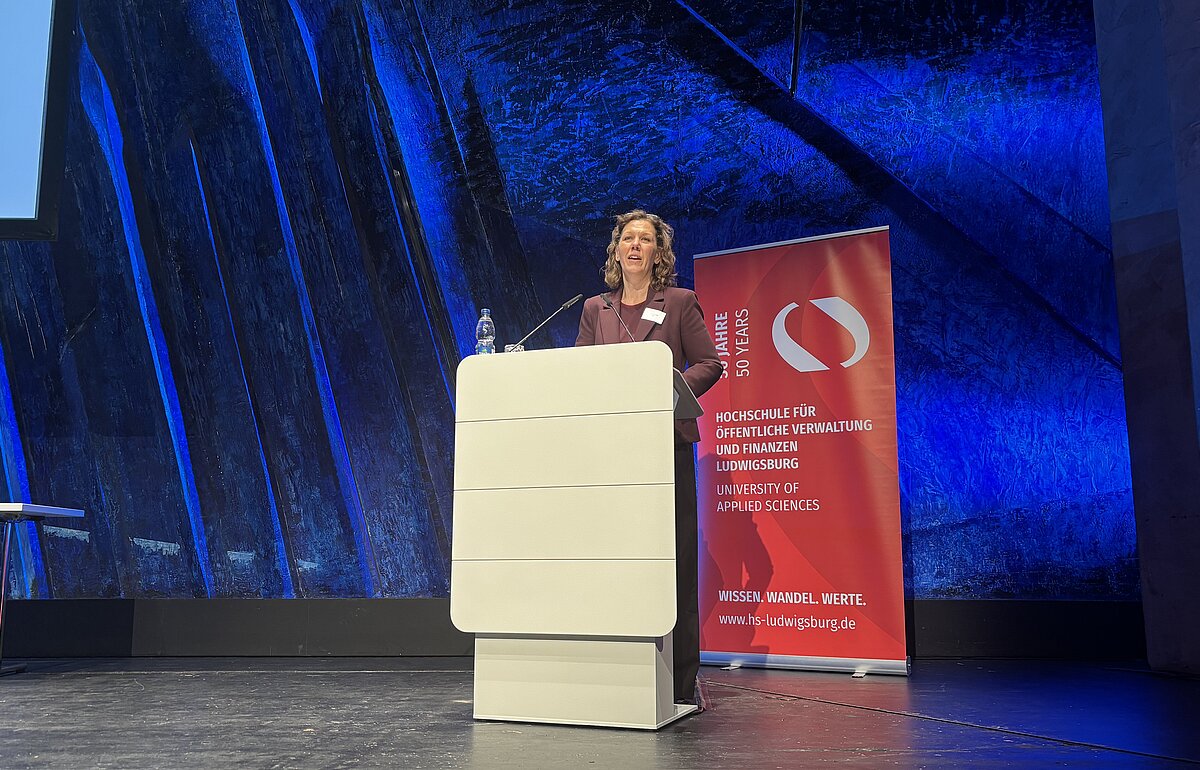 Rektorin Dr. Iris Rauskala bei der Eröffnung der Bachelorfeier 2026 der Hochschule Ludwigsburg (HVF) im Forum am Schlosspark.
