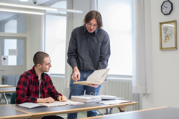 Zwei Anwärter für den gehobenen Archivdienst