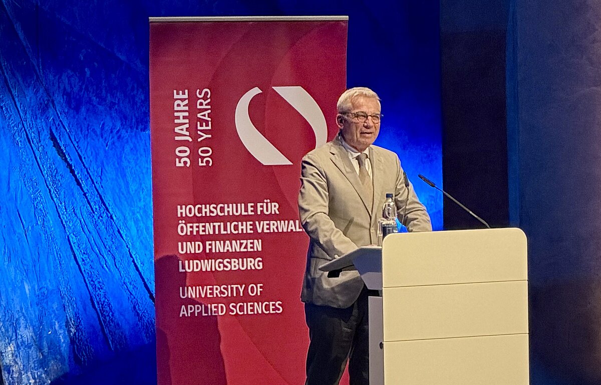 Innenminister Thomas Strobl bei seiner Festrede zur Bachelorfeier 2026 der Hochschule Ludwigsburg (HVF) im Forum am Schlosspark.