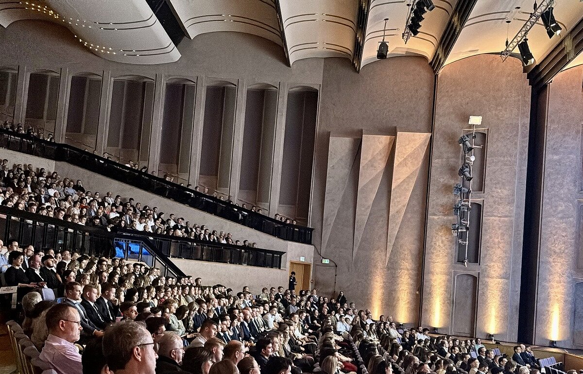 Voll besetzter Theatersaal im Forum am Schlosspark Ludwigsburg während der Bachelorfeier Public Management.