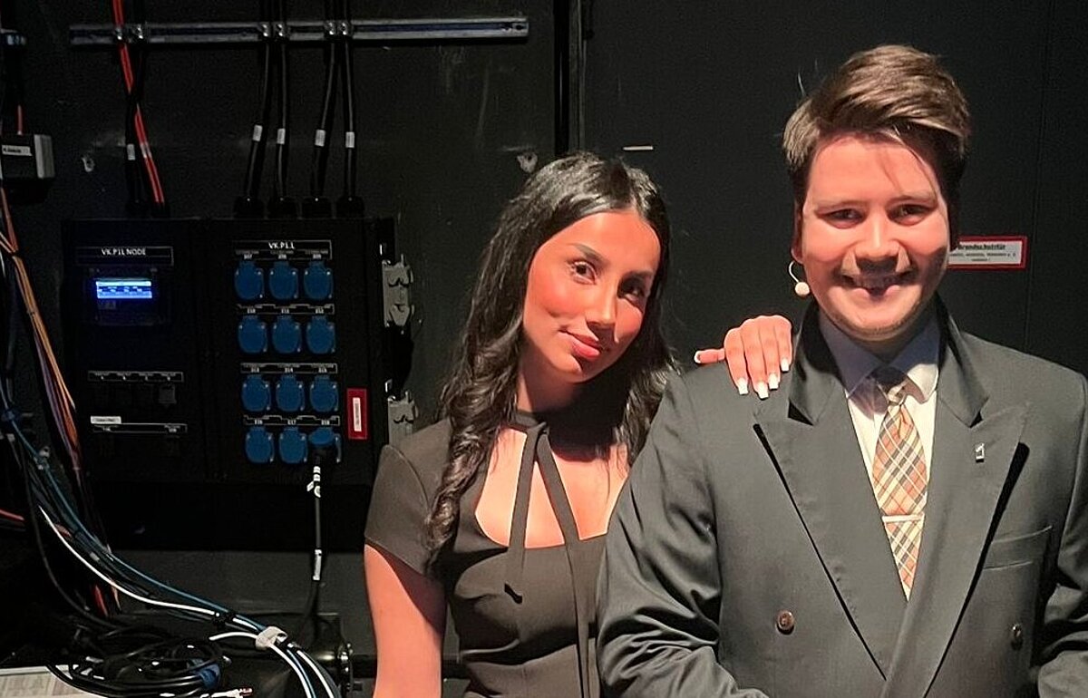 Die Absolventen Berfin Ciloglu und Marlon Schnur hinter der Bühne des Forum am Schlosspark bei der Moderation der HVF-Bachelorfeier.