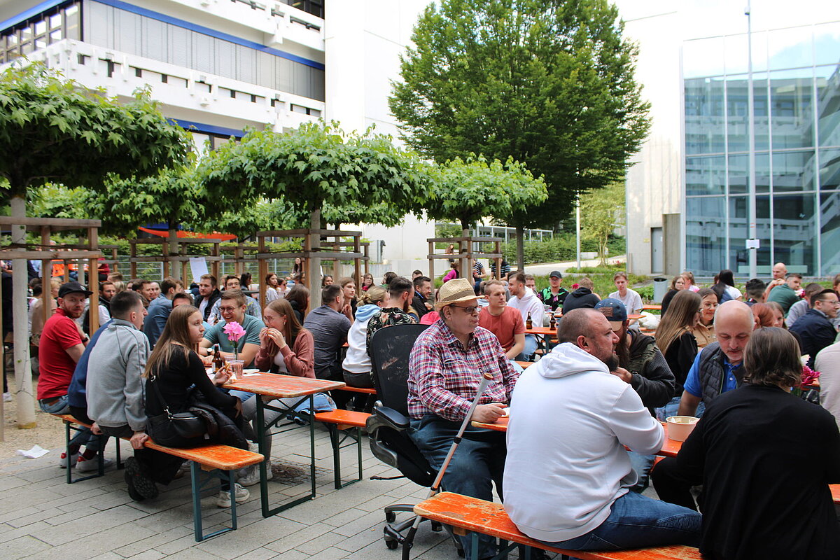 Gemeinsam tragen Studierende, Lehrende und Mitarbeitende die Hochschule.