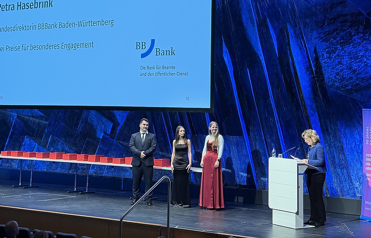 Petra Hasebrink verleiht BBBank-Preise für soziales Engagement an Rebecca Brudy, Joelle Giambrone und Erdem Okumus bei der Bachelorfeier 2026 der HVF.