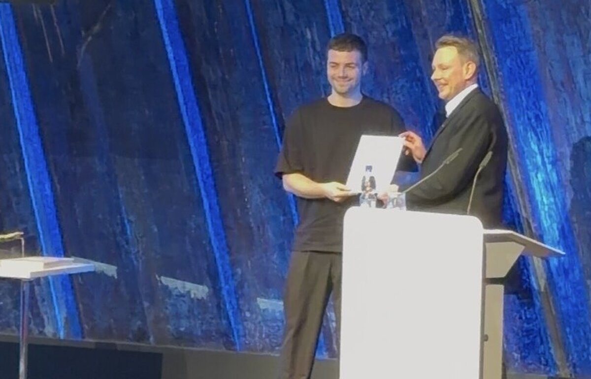 Dominik Künzel erhält den Preis der Stadt Ludwigsburg für seine Bachelorarbeit von Bürgermeister Sebastian Mannl im Forum am Schlosspark.