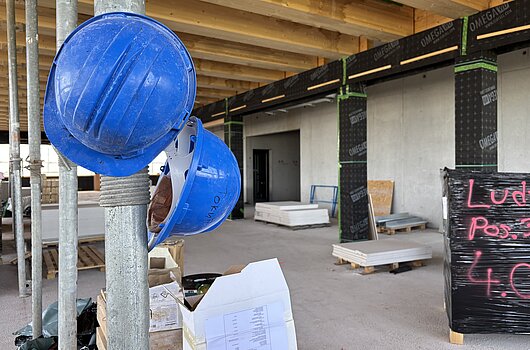 Richtfest des Verfügungsgebäudes Bauhelme und Baustelle beim Richtfest des Verfügungsgebäudes