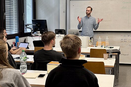 Teo Rösslein vermittelt Studierenden grundlegendes Klimawissen und erklärt wichtige klimatologische Zusammenhänge.