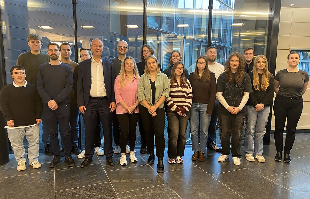 Gruppenfoto des DVM-Studiengangs mit Prof. Dr. Volkmar Mrass im Foyer der Föderalen IT-Kooperation (FITKO) in Frankfurt am Main.