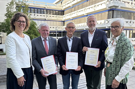 Ehrung Helmut Hopp, Otto Arens und Thomas Eigenthaler Gruppenfoto von den Geehrten Prof. Dr. Helmut Hopp, Otto Arens und Thomas Eigenthaler (v. l.) mit Rektorin Dr. Iris Rauskala und Hochschulratsvorsitzender Gudrun Heute-Bluhm (r.)