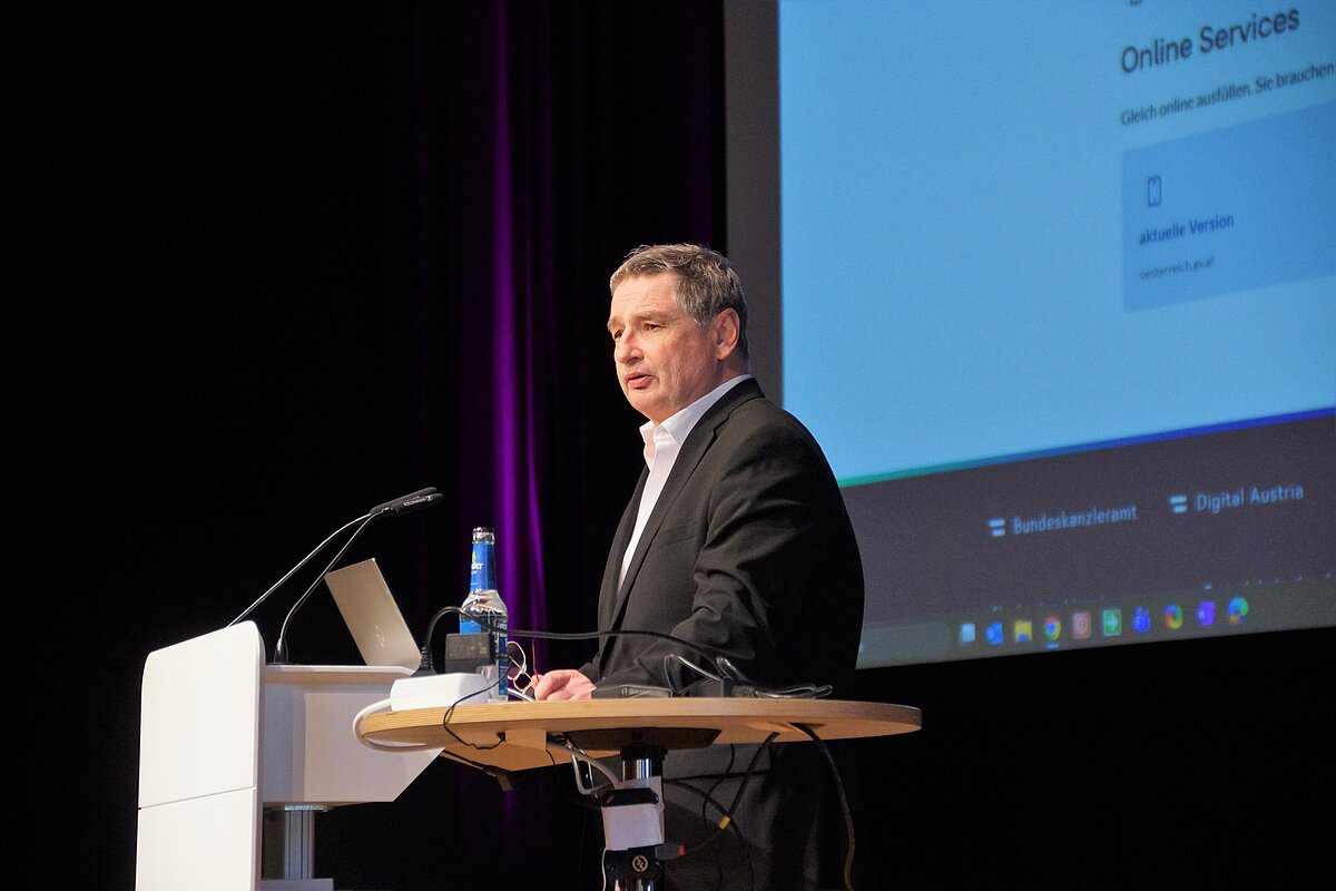 Prof. Dr. Alexander Prosser (WU Wien) hält einen Gastvortrag über digitale Verwaltung in Österreich auf der OZG-Taskforce Konferenz 2025.