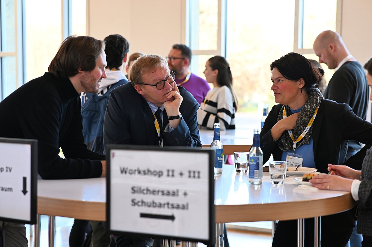 Lehrende der DVM-Studiengänge im Austausch beim der Fachtagung Digitale Verwaltung.