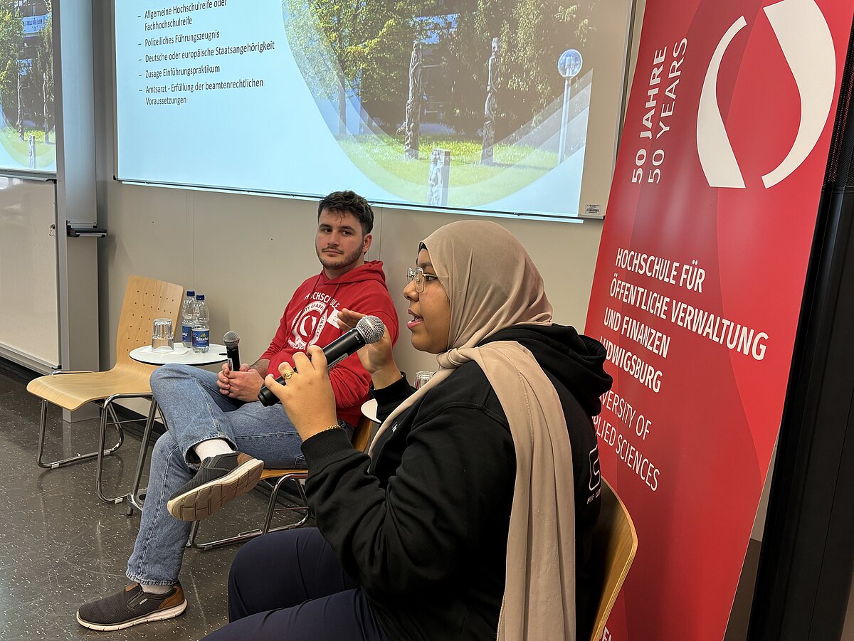 Fragerunde zum Studiengang Public Management mit Studierenden, die über ihre Erfahrungen berichten.