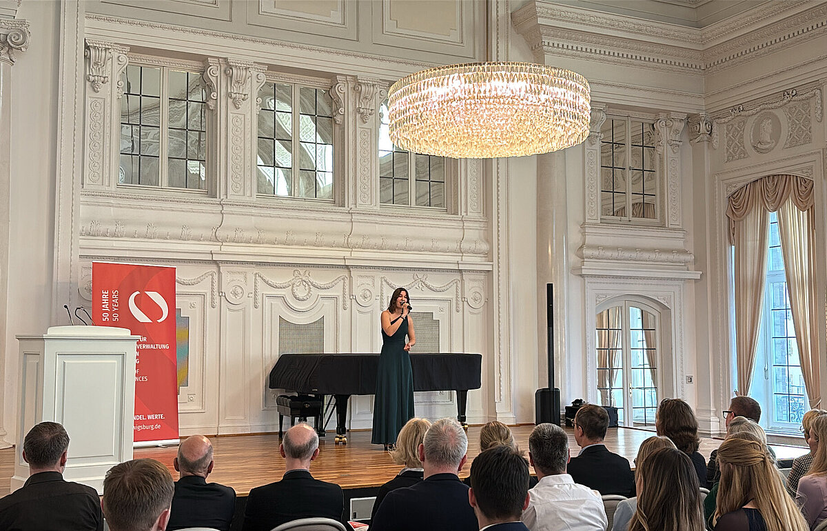 Absolventin Larissa Kiefer bei ihrem musikalischen Auftritt während der Bachelorfeier der Steuerverwaltung im Weißen Saal des Neuen Schlosses Stuttgart.