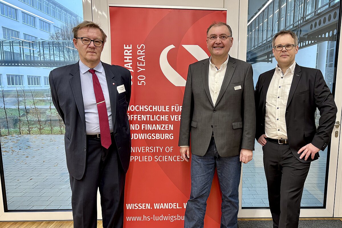 Vertreter der HVF Ludwigsburg und der Komm.One begrüßen die Teilnehmer am zweiten Tag der Fachtagung Digitale Verwaltung.