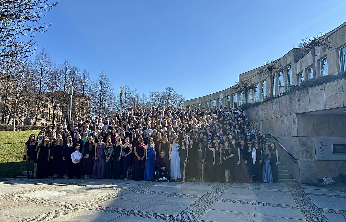 Gruppenfoto Bachelor-Jahrgang 2023 des Studiengangs Public Management der Hochschule Ludwigsburg (HVF).