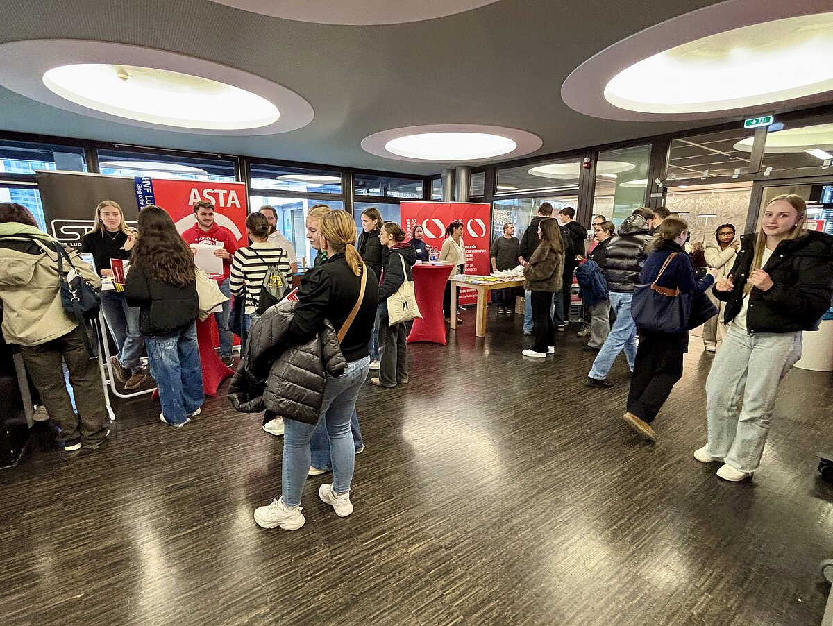 Studieninteressierte informieren sich an den Infoständen der HVF und den studentischen Gremien.